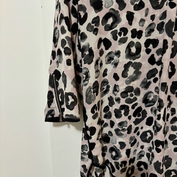 Dynamite| Blush Animal Print Top with Black Accents & 3/4 Zipper Sleeves Sz M - Picture 3 of 4